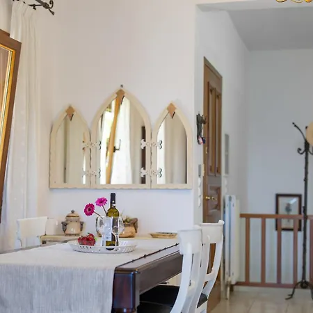 Dom wakacyjny Mirsini, A 5 Minute Walk From 2 Beaches Ioulis