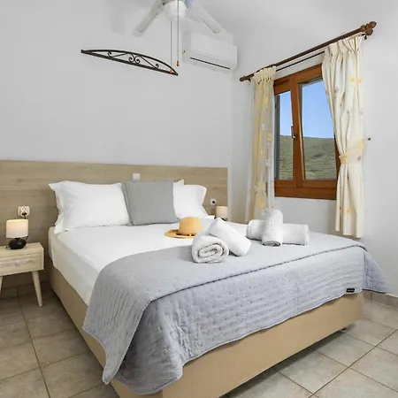 Dom wakacyjny Mirsini, A 5 Minute Walk From 2 Beaches