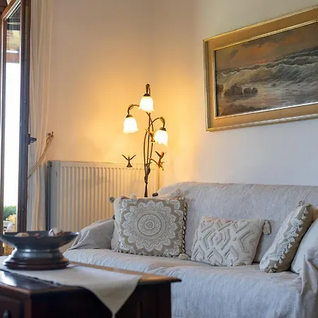 Dom wakacyjny Mirsini, A 5 Minute Walk From 2 Beaches