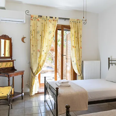 Dom wakacyjny Mirsini, A 5 Minute Walk From 2 Beaches Ioulis