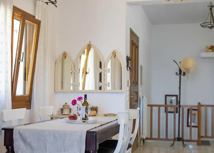 Vakantiehuis Mirsini, A 5 Minute Walk From 2 Beaches Ioulis