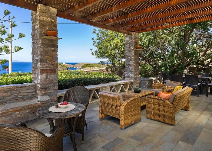 Vakantiehuis Mirsini, A 5 Minute Walk From 2 Beaches *