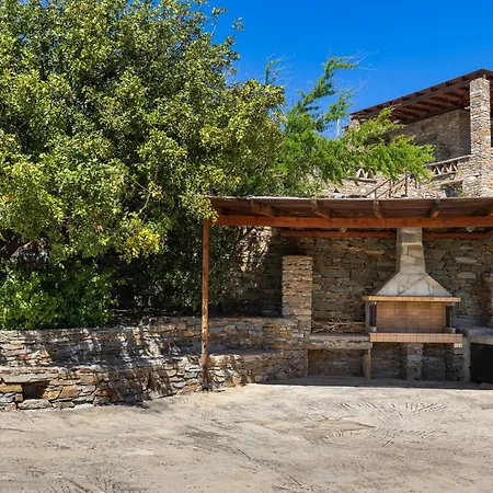 Semesterbostad Mirsini, A 5 Minute Walk From 2 Beaches Ioulis