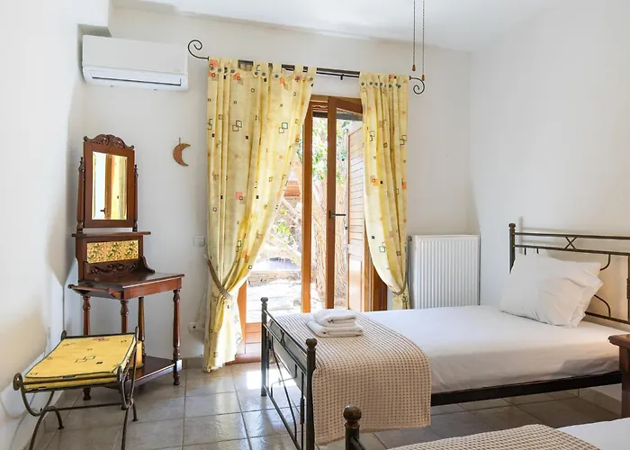 Semesterbostad Mirsini, A 5 Minute Walk From 2 Beaches Ioulis